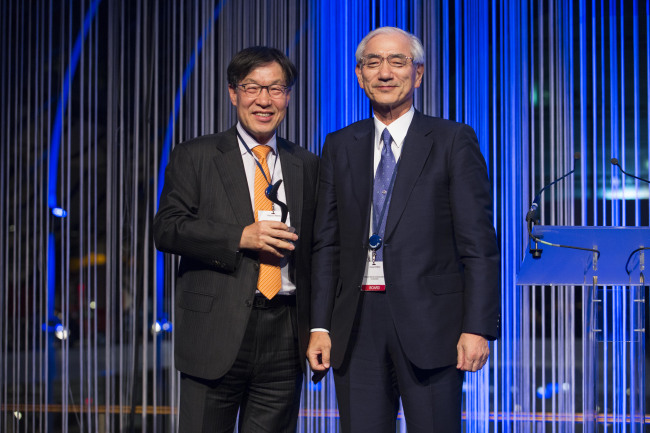 Posco Chairman Kwon Oh-joon (left) and Nippon Steel & Sumitomo Metal Corp. President Kosei Shindo pose for a photo during the annual meeting of the World Steel Association held in Brussels on Tuesday. (Posco)
