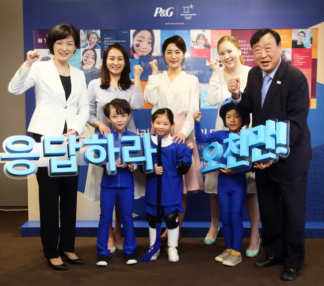 P&G Korea General Manager Kim Joo-youn (left) and PyeongChang Organizing Committee President and CEO Lee Hee-beom (right) pose for a photo with models to mark their joint campaign launch. (P&G)