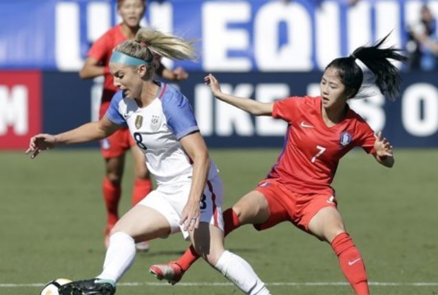 In this photo taken by the Associated Press, South Korea`s Lee Min-a (R) defends against Julie Ertz of the United States during the first half of an international friendly women`s football match at Sahlen`s Stadium in Cary, North Carolina, on Oct. 22, 2017. (Yonhap)