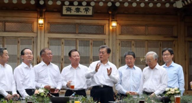 President Moon with a group of business leaders at Cheong Wa Dae (Yonhap)