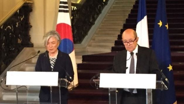 South Korean Foreign Minister Kang Kyung-wha (L) speaks during a joint press briefing in Paris after having talks with her French counterpart Jean-Yves Le Drian on Oct. 23, 2017. (Yonhap)