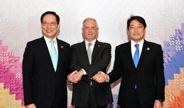 This photo, provided by South Korea`s Ministry of National Defense, shows South Korean Defense Minister Song Young-moo (L), U.S. Defense Secretary Jim Mattis (C) and Japanese Defense Minister Itsunori Onodera at a trilateral meeting in Clark, the Philippines, on Oct. 23, 2017. (Yonhap)