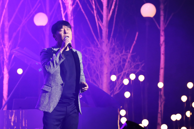 Balladeer Im Chang-jung performs during a media showcase for his latest EP in Seoul on Monday. (Yonhap)