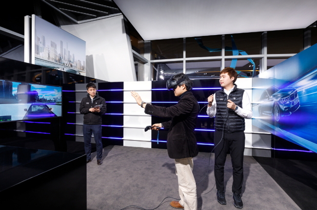 A customer experiences a BMW vehicle using virtual technology at BMW MINI City Lounge at Starfield Hanam (BMW Korea)