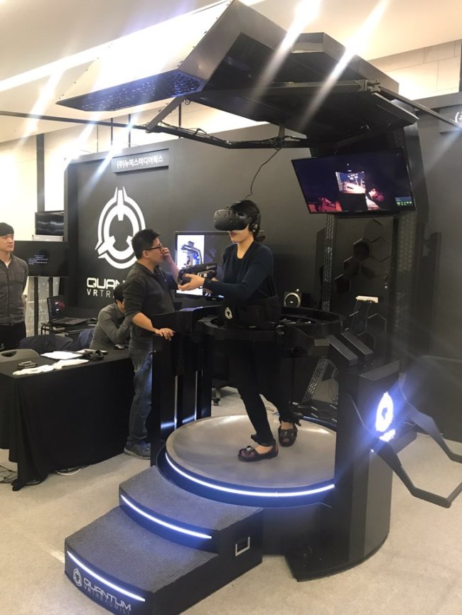 A visitor to the NEXT Content Conference tries out the Quantum VR Treadmill (Lim Jeong-yeo/The Korea Herald)