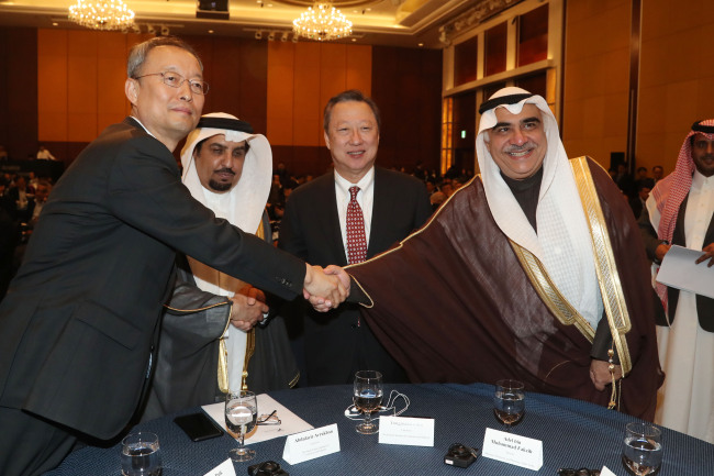 South Korean Energy Minister Paik Un-gyu (left) and Saudi Arabian Economy Minister Adel bin Muhammad Fakeih (fourth from left) pose at a Korean-Saudi Arabian business forum held in Seoul Thursday. (Yonhap)