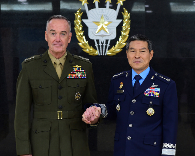 South Korean JCS chairman Jeong Kyeong-doo (right) and his US counterpart Joseph Dunford pose at the Military Committee Meeting in Seoul on Friday. (Yonhap)