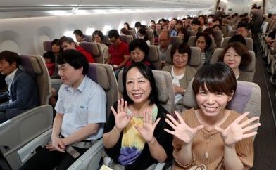 An airplane departing from Incheon International Airport to Japan`s Osaka is full of passengers on Sept. 29, 2017, ahead of the long-haul Chuseok holiday. (Yonhap)