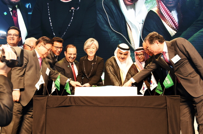 Foreign Affairs Minister Kang Kyung-wha (fifth from right) and Economy and Planning Minister Adel bin Muhammad Fakeih (fourth from right) along with S-Oil CEO Othman al-Ghamdi (left) cut a cake with government officials and corporate executives from Saudi Arabia and Korea to celebrate the 55th anniversary of diplomatic ties in Seoul on Saturday. (S-Oil)