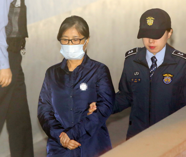 Choi Soon-sil is escorted to the courtroom at the Seoul Central District Court to attend her hearing on Oct. 19. Yonhap