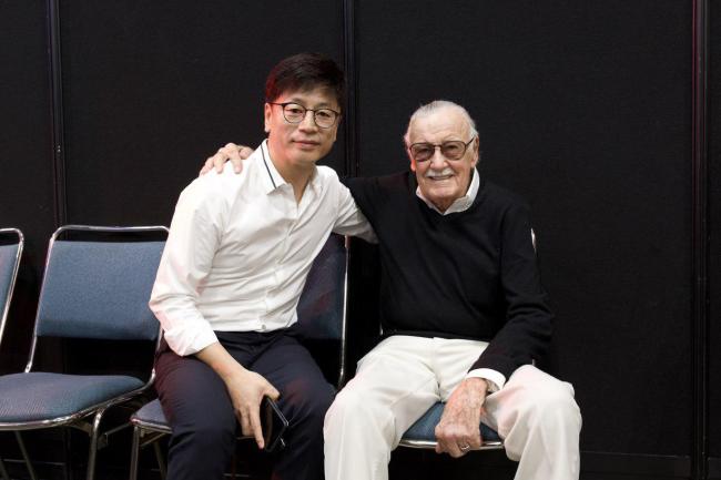 Kim Yong-hwa (left) and Stan Lee at the Los Angeles Comic Con Sunday (Dexter Studios)