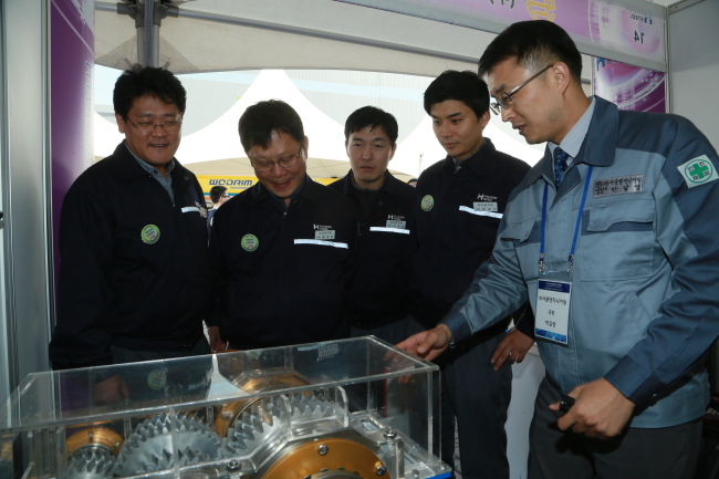 Participants view a component at a tech expo held at the Hyundai Steel Dangjin steel mill on Oct. 24. (Hyundai Steel)