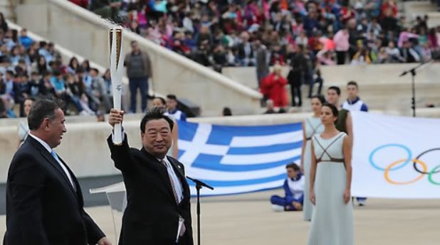 Lee Hee-beom, president of the PyeongChang Organizing Committee for the 2018 Olympic & Paralympic Winter Games (POCOG), holds the Olympic torch at the Panathenaic Stadium in Athens on Oct. 31, 2017. (Yonhap)