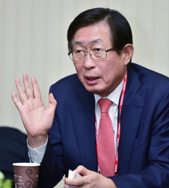 Cho Hwan-eik, CEO of the state-run Korea Electric Power Corporation, speaks during a meeting with reporters on Nov. 2, 2017, on the sidelines of the Bitgaram International Expo of Electric Power Technology held in Gwangju, in this photo provided by the company. (Yonhap)