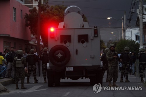 지난 7월 멕시코시티 남쪽 교외지역에서 마약갱단 소탕작전에 투입된 해군들(사진=연합뉴스-EPA)