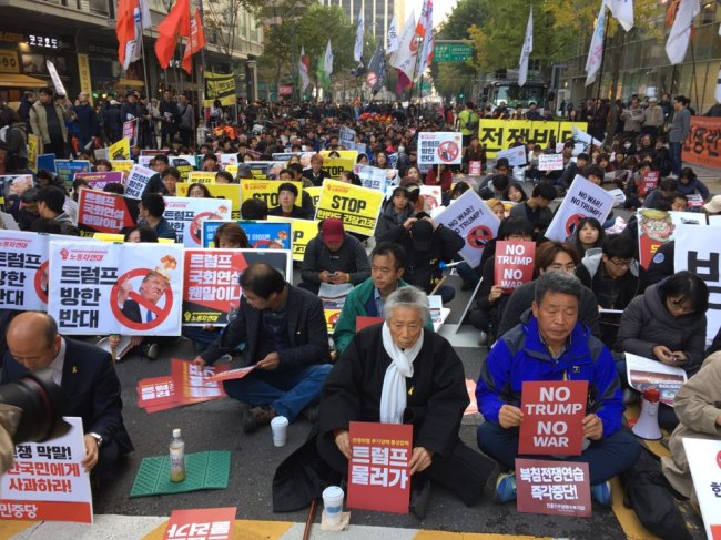 Participants in an anti-Trump rally held near the US Embassy, Saturday (Ock Hyun-ju/The Korea Herald)