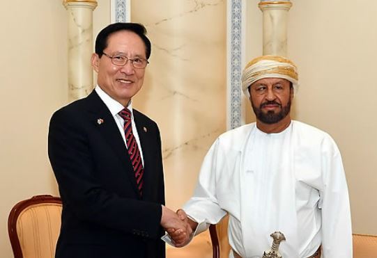 In this photo provided by the South Korean defense ministry on Nov. 5, 2017, South Korean Defense Minister Song Young-moo (L) shakes hands with Oman Defense Minister Sayyid Badr bin Saud bin Harib Al Busaidi during their meeting in Muscat on Nov. 4, 2017. (Yonhap)