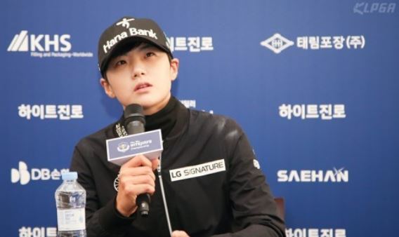 In this photo provided by the Korea LPGA Tour on Nov. 5, 2017, South Korean golfer Park Sung-hyun speaks at a press conference after the final round at Hite Jinro Championship at Blue Heron Golf Club in Yeoju, Gyeonggi Province. (Yonhap)