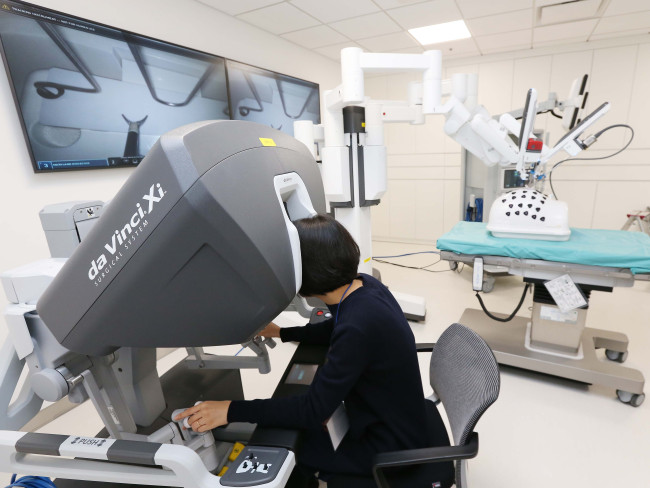 A da Vinci training room inside Intuitive Surgical’s Center for Surgical Innovation at the Sangam DMC High-Tech Industry Center. (Intuitive Surgical Korea)