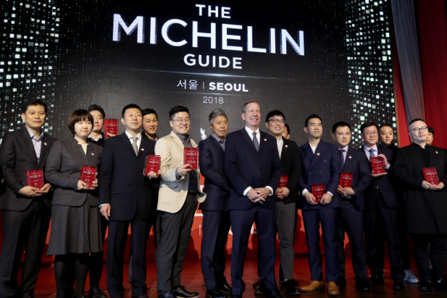 Korea’s Michelin star recipients pose at the “Michelin Guide Seoul 2018” launch event held at Signiel Seoul in Lotte World Tower in Songpa-gu, Seoul, Wednesday. (Yonhap)