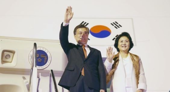 South Korean President Moon Jae-in and his wife Kim Jung-sook wave after arriving in Jakarta, Indonesia on Nov. 8, 2017, on a three-day state visit. (Yonhap)
