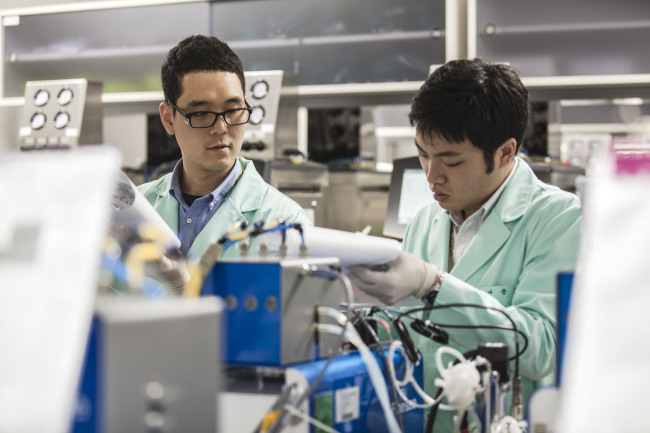 Samsung Bioepis employees work inside a lab at the company’s headquarters in Songdo, Incheon (Samsung Bioepis)