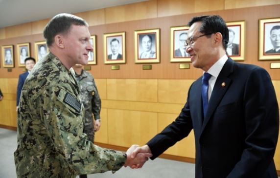 South Korean Defense Minister Song Young-moo (R) shakes hands with Adm. Michael S. Rogers, commander of U.S. Cyber Command, at a meeting in Seoul on Nov. 9, 2017. (Yonhap)