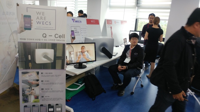 The demonstration booth of Q Cell, a smart storage system for delivery parcels (Bae Hyun-jung/The Korea Herald)