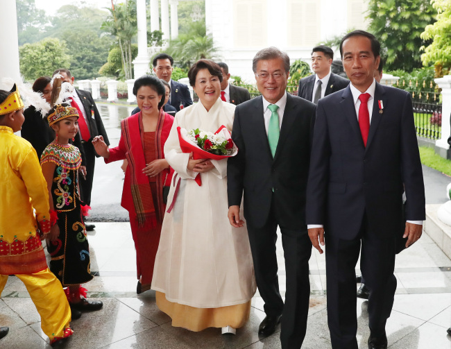 South Korea’s President Moon Jae-in (second from right) and his wife Kim Jung-sook (second from left) are greeted by Indonesian President Joko “Jokowi” Widodo (right) and his wife Iriana Widodo (left) in Jakarta on Thursday. (Yonhap)