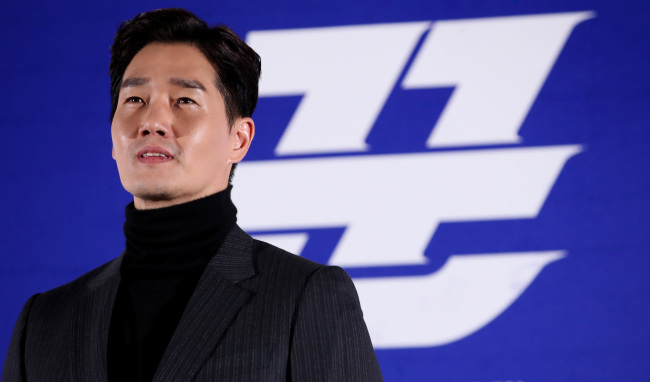 Yoo Ji-tae attends a press conference for the film “The Swindlers” at Megabox Dongdaemun on Friday. (Yonhap)
