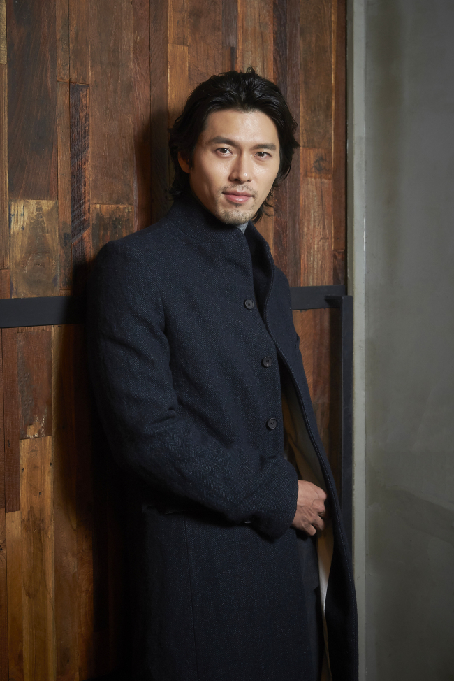 Hyun Bin poses in a photo shoot prior to an interview Monday at a cafe in Jongno-gu, Seoul. (Showbox)