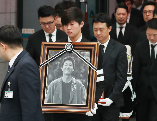 Kim Joo-hyuk’s funeral procession takes place Thursday morning at Asan Medical Center in Seoul. (Yonhap)