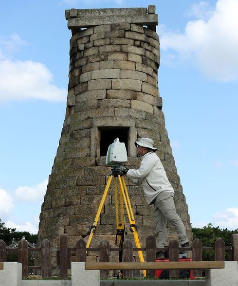 A cultural official checks Cheomseongdae, an astronomical observatory, in Gyeongju, some 370 kilometers southeast of Seoul, on Sept. 20, 2016, one day after a magnitude 4.5 earthquake struck the ancient city with no immediate casualties or serious damage. The temblor was an aftershock of two strong quakes, registering magnitudes of 5.8 and 5.1, respectively, which hit the city a week ago. (Yonhap)