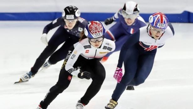 Choi Min-jeong of South Korea (L, front) competes in the women`s 1,000-meter heats at the International Skating Union World Cup Short Track Speed Skating at Mokdong Ice Rink in Seoul on Nov. 17, 2017. (Yonhap)