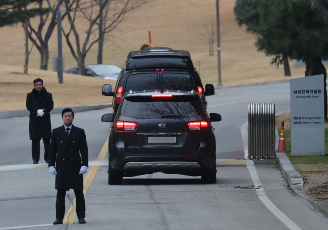 MEMORIAL FOR SAMSUNG FOUNDER -- Cars presumed to be occupied by members of the Samsung Group’s owner family are seen near Hoam Art Museum in Yongin, Gyeonggi Province, on Friday, when the 30th memorial ceremony for the late Samsung founder Lee Byung-chull took place. As Samsung’s de facto chief Lee Jae-yong remains jailed for corruption, the commemorative event took place with the smallest number of participants this year. (Yonhap)