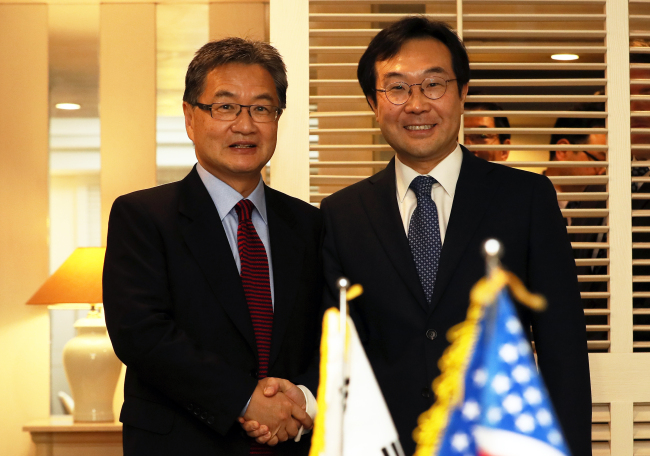 From left: Lee Do-hoon, South Korea`s special representative for Korean Peninsula peace and security affairs and his US counterpart Joseph Yun (Yonhap)