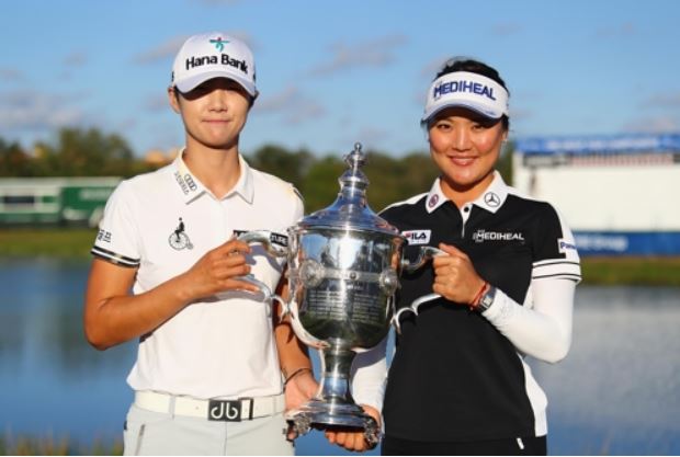 In this photo provided by the LPGA Tour, South Korean players Park Sung-hyun (L) and Ryu So-yeon hold the trophy for the Player of the Year after the conclusion of the CME Group Tour Championship in Naples, Florida, on Nov. 19, 2017. (Yonhap)