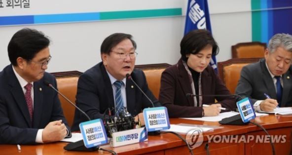 This photo, taken Nov. 17, 2017, shows Kim Tae-nyeon (2nd from L), the policy chief of the ruling Democratic Party, speaking during a party meeting at the National Assembly in Seoul. (Yonhap)