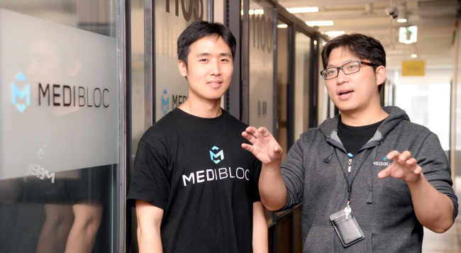 MediBloc co-founders Kho Woo-kyun (left) and Lee Eun-sol (Park Hyun-koo/The Korea Herald)