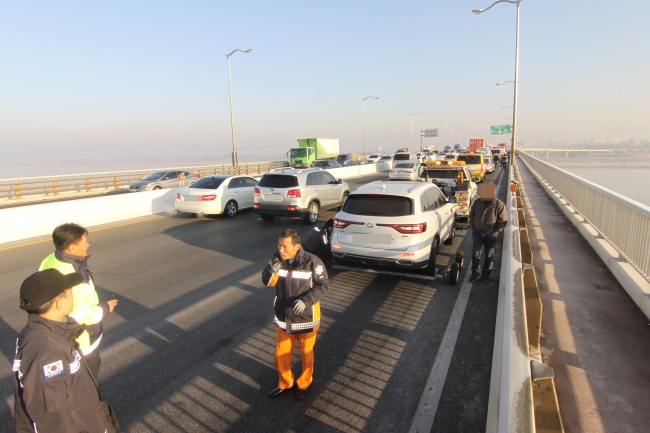 Fire department rescue squad at the scene of the Ilsan Bridge pileup, Tuesday. (Yonhap)