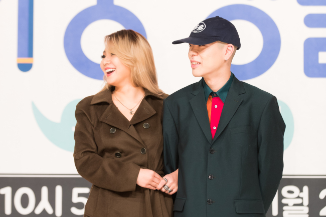 CL and Oh Hyuk attend a press conference for new reality show “Livin’ the Double Life” in Yeongdeungpo-gu, Seoul on Wednesday. (CJ E&M)