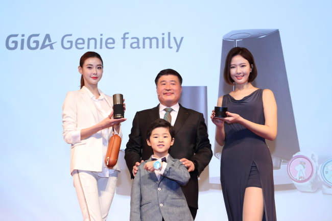 Lim Heon-moon, president of the mass general business division at KT, introduce GiGA Genie Family devices at a press conference held at the company’s headquarters in central Seoul on Thursday. (KT)