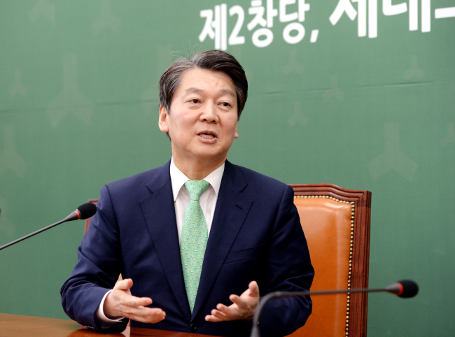 Ahn Cheol-soo, the chairman of the minor opposition People’s Party, speaks during an interview with The Korea Heraldon Thursday. (Park Hyun-koo / The Korea Herald)