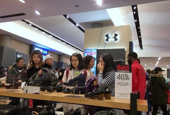 Shopping crowd at Macy`s in New York during Black Friday sale period. (Yonhap-AFP)