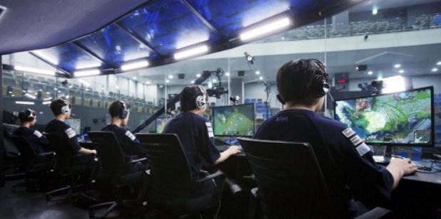 This file photo shows online gamers playing games. (Yonhap)