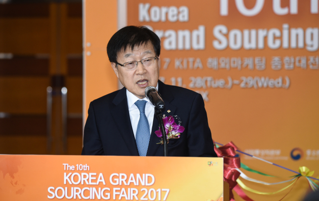 Kim Young-joo, the newly elected chairman of the Korea International Trade Association, attends the opening ceremony of the 10th annual Korea Grand Sourcing Fair at Coex in Seoul on Tuesday. (KITA)