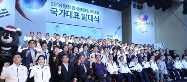In this file photo taken Oct. 26, 2017, athletes and officials pose for a group photo at a launch ceremony for the South Korean delegation for the 2018 PyeongChang Winter Paralympics at Icheon Training Center in Icheon, Gyeonggi Province. (Yonhap)