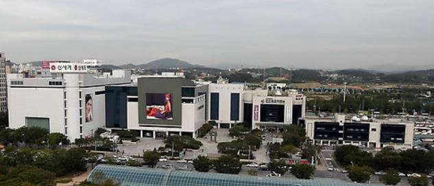 This file photo, dated Sept. 27, 2012, shows the Shinsegae Department Store, located at the Incheon bus terminal. (Yonhap)