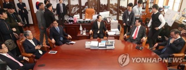 National Assembly Speaker Chung Sye-kyun (C) and the floor leaders and policy chiefs of three major parties hold a meeting on the government`s budget plans at the National Assembly in Seoul on Nov. 29, 2017. (Yonhap)