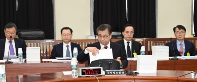 Suh Hoon (C), the director of the National Intelligence Service, and other officials attend a parliamentary session at the National Assembly in Seoul on Nov. 29, 2017. (Yonhap)